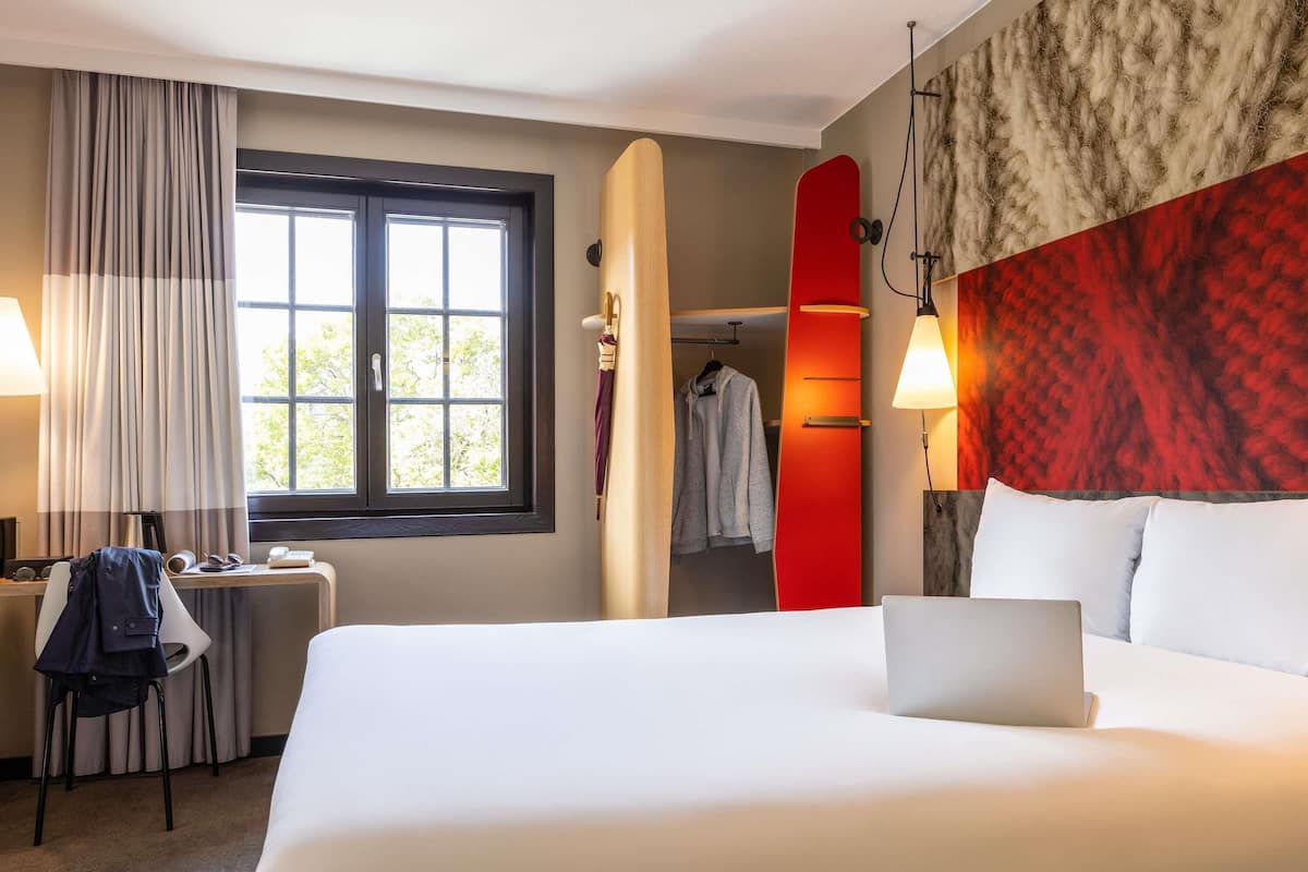 Desk, soundproofing, iron/ironing board, free WiFi