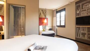 Standaard driepersoonskamer | Een bureau, geluiddichte muren, een strijkplank/strijkijzer, gratis wifi