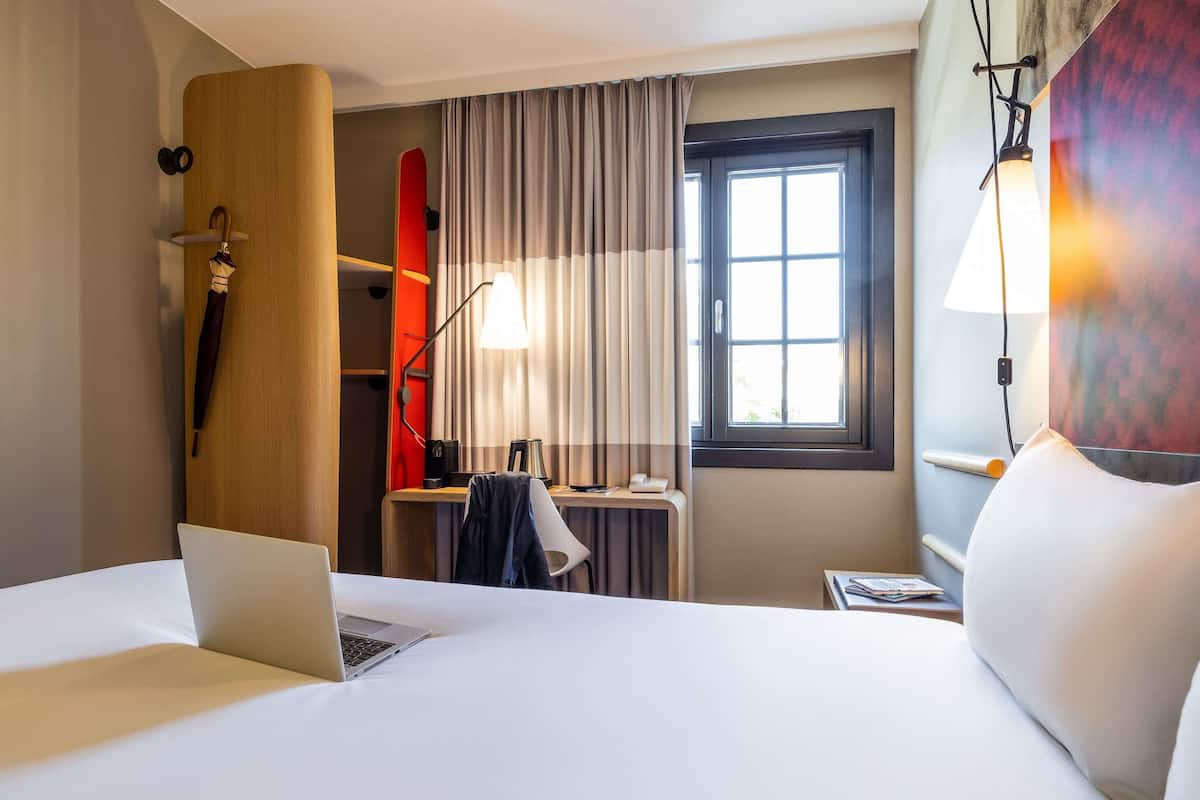 Premium Double Room, 1 Double Bed | Desk, soundproofing, iron/ironing board, free WiFi