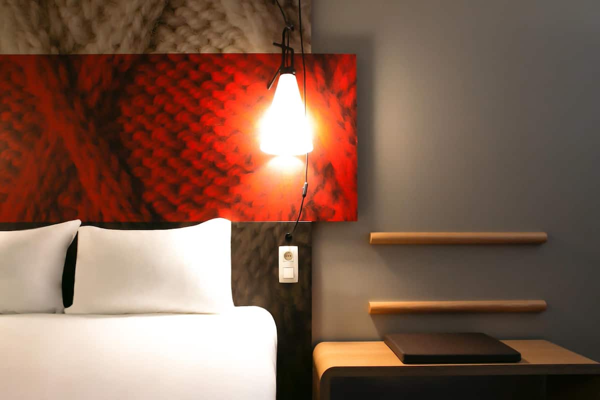 Skrivebord, lydisolert, strykejern/-brett og wi-fi (inkludert)