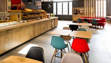 Petit déjeuner buffet servi tous les jours en supplément