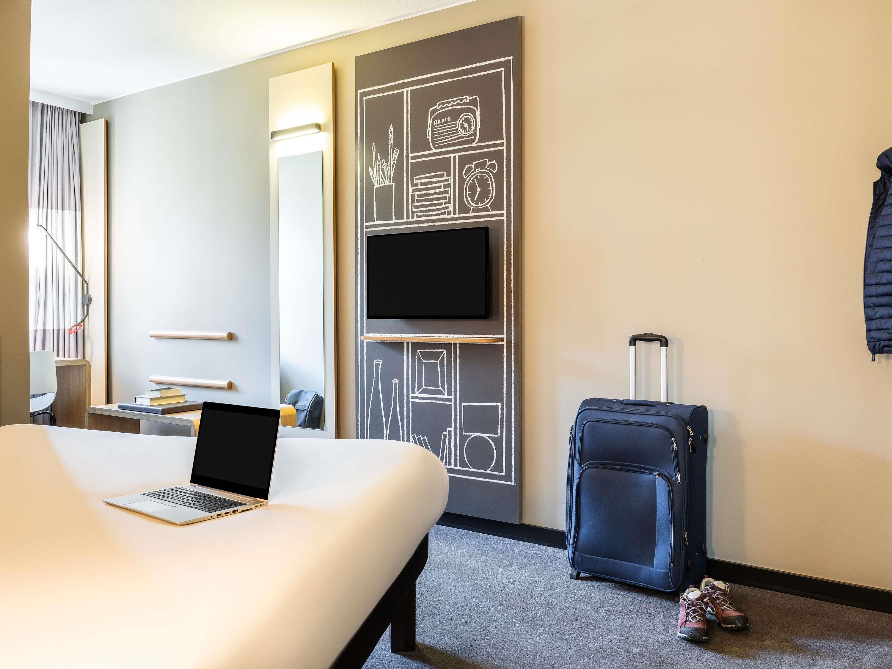 desk, soundproofing, iron/ironing board, free wifi