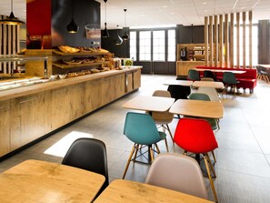 Petit déjeuner buffet servi tous les jours en supplément