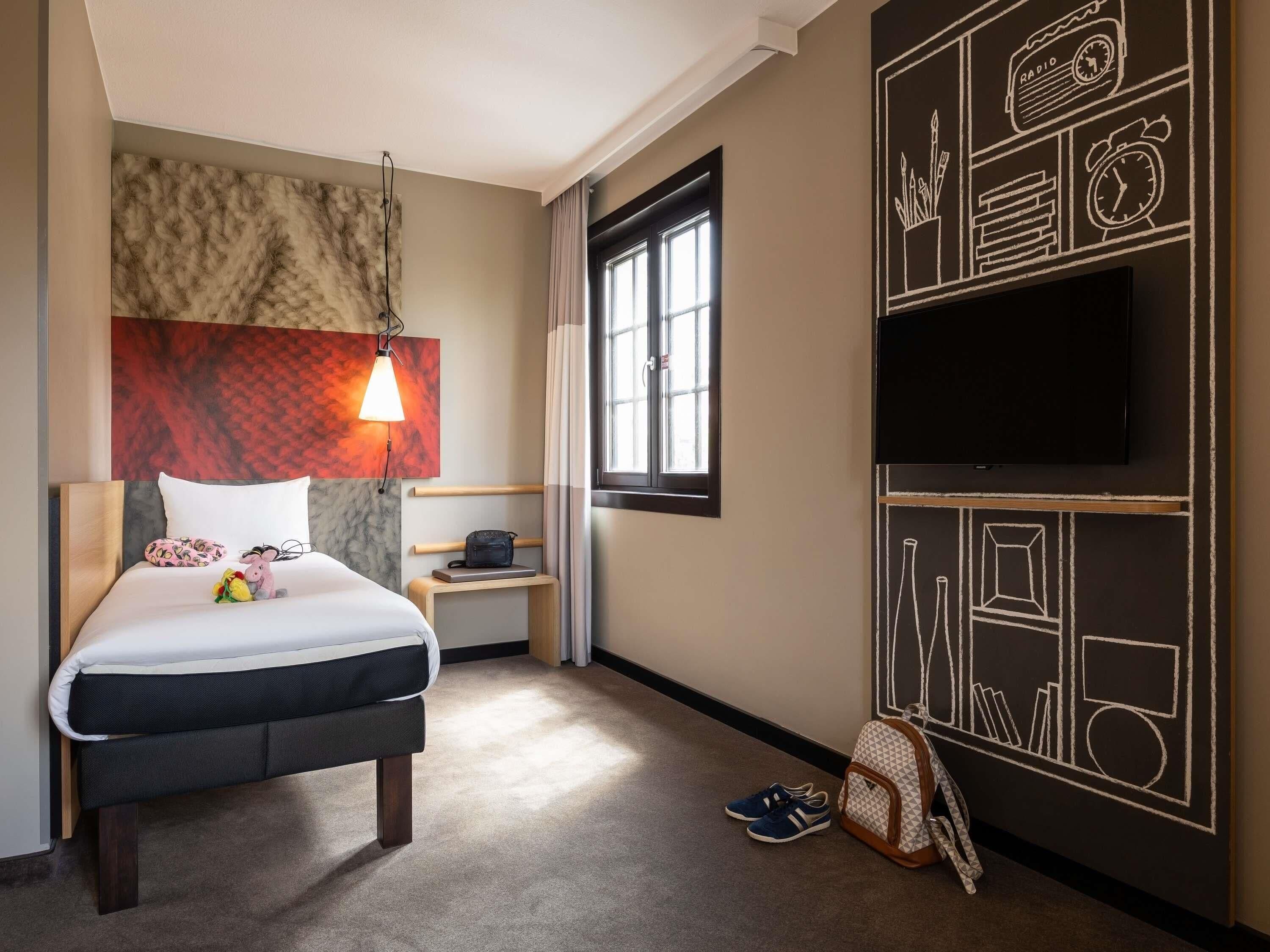 Standard Triple Room | Desk, soundproofing, iron/ironing board (on request), WiFi (free)