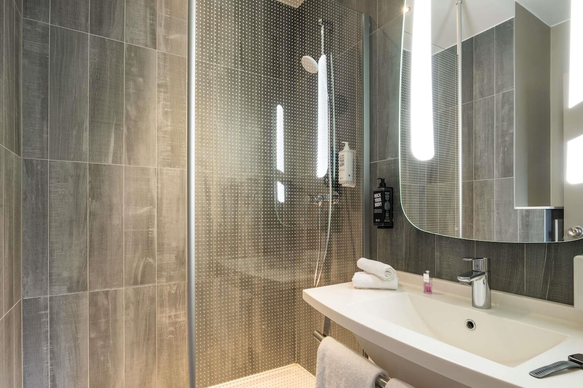 Escrivaninha, quartos à prova de som, ferros/tábuas de passar roupa