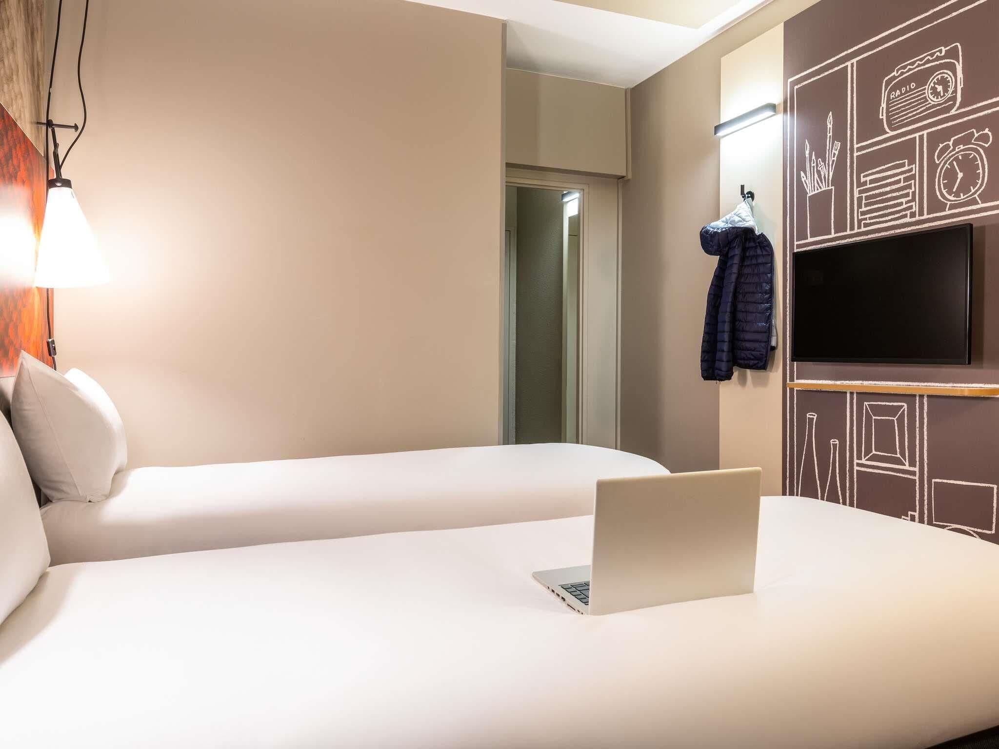 Standaard kamer, 2 eenpersoonsbedden | Een bureau, geluiddichte muren, een strijkplank/strijkijzer, gratis wifi