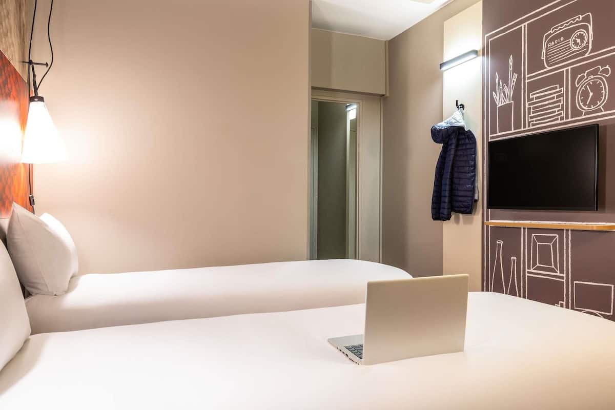 Standard Room, 2 Twin Beds | Desk, soundproofing, iron/ironing board, free WiFi