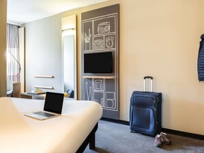 Skrivebord, lydisolert, strykejern/-brett og wi-fi (inkludert)