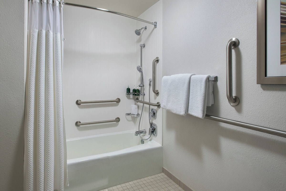 Amenidades de baño gratuitas, secadora de cabello, toallas, jabón