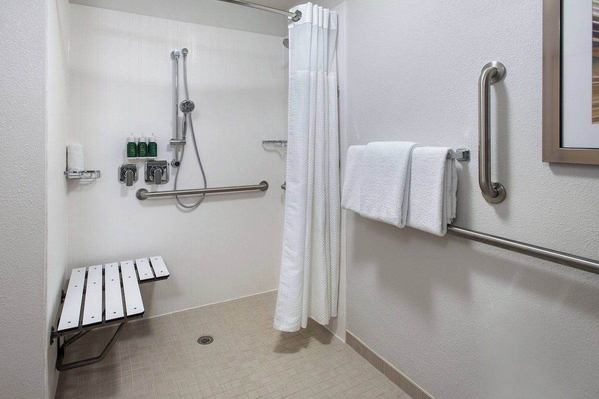 Habitación, 2 camas matrimoniales (Mobility/Hearing Access, Roll-In Shwr) | Baño | Amenidades de baño gratuitas, secadora de cabello, toallas, jabón
