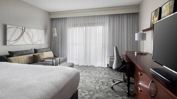 Roupas de cama premium, escrivaninha, cortinas blackout