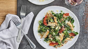 Un plato de comida con un tenedor y una servilleta sobre una mesa.