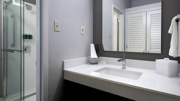 Produtos de toalete grátis, secador de cabelo, toalhas de banho