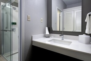 Gratis toiletartikelen, een haardroger, handdoeken, zeep