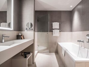 Deluxe-Suite, Mehrere Betten | Badezimmer