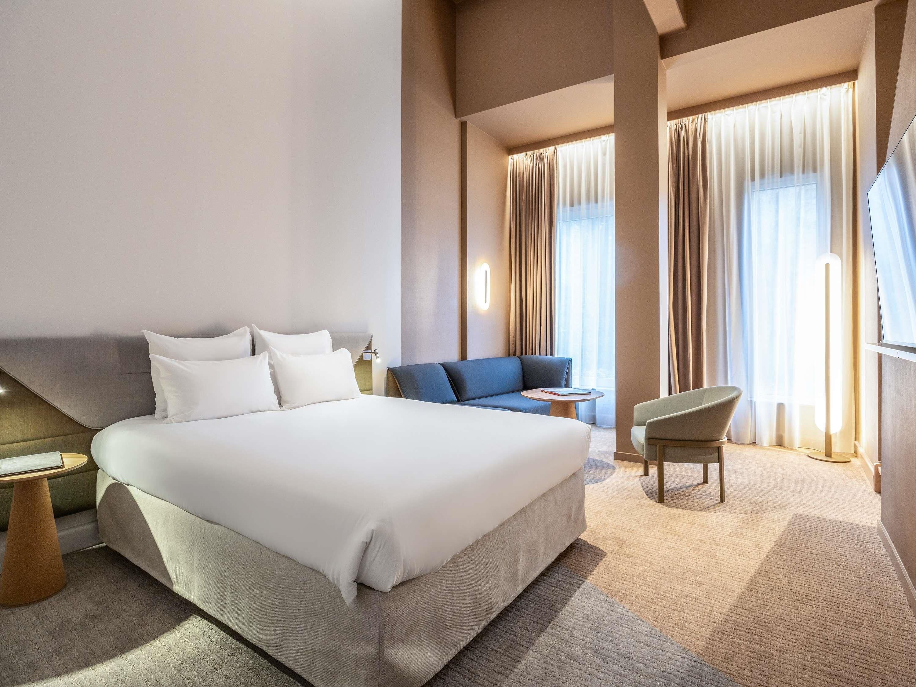 Deluxe Suite 1 Queen Bed, 2 Bunk Beds | 1 bedroom, minibar, in-room safe, desk