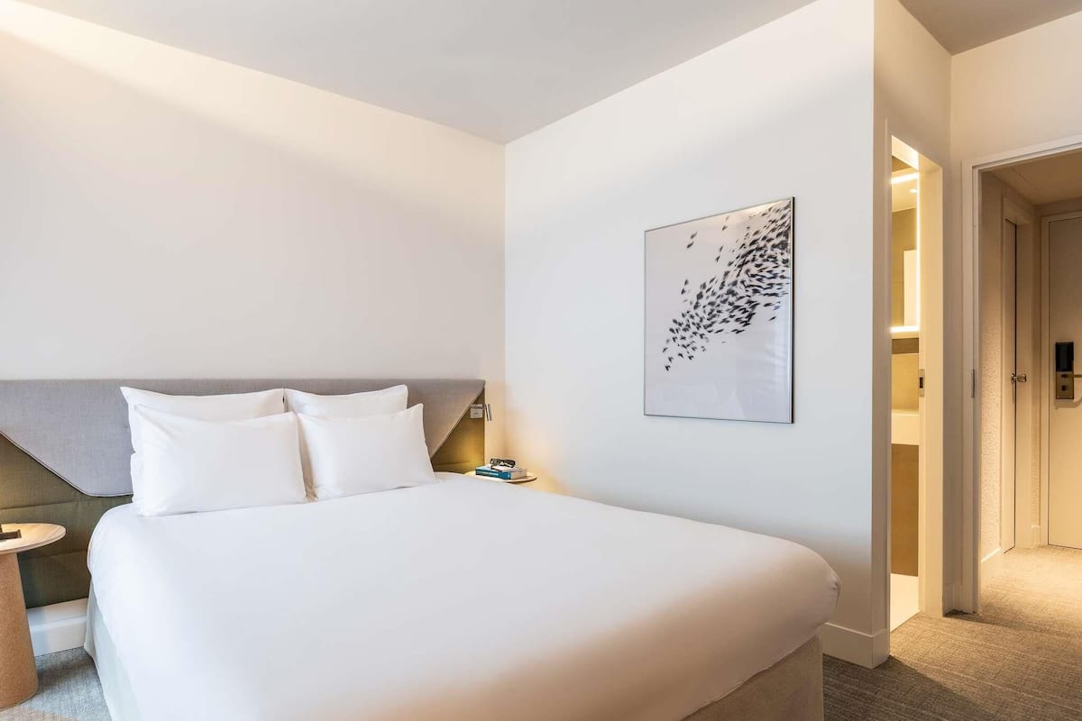 Standard Room, 1 Double Bed, Accessible | 1 bedroom, minibar, in-room safe, desk