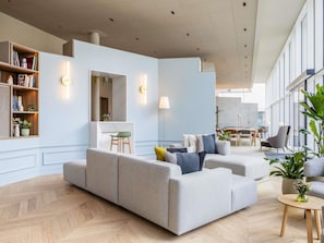 Una sala de estar moderna con un sofá, una mesa de centro y una estantería.