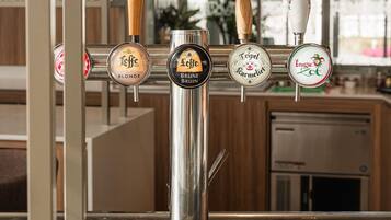 Un bar con múltiples grifos, cada uno etiquetado con diferentes marcas de cerveza.
