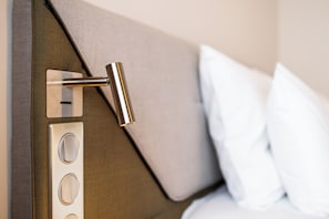A close-up of a bed with a metallic handle and a control panel, indicating a modern and functional design. - Novotel Brugge Centrum (Bruges)