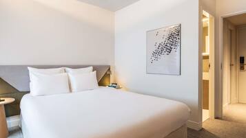 1 chambre, minibar, coffres-forts dans les chambres, bureau