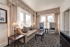 スイート 1 ベッドルーム シティビュー (1 Queen and 1 Sofabed) | リビング エリア | 薄型テレビ