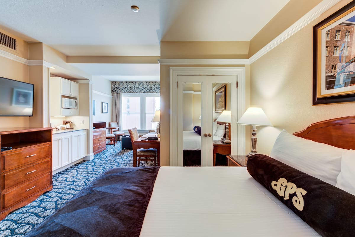 Junior Studio, 1 Queen Bed with Sofa bed, City View | 1 bedroom, pillowtop beds, in-room safe, blackout drapes