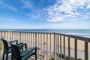 Hypo-allergenic bedding, desk, iron/ironing board - Holiday Inn & Suites Virginia Beach North Beach by IHG (Virginia Beach)