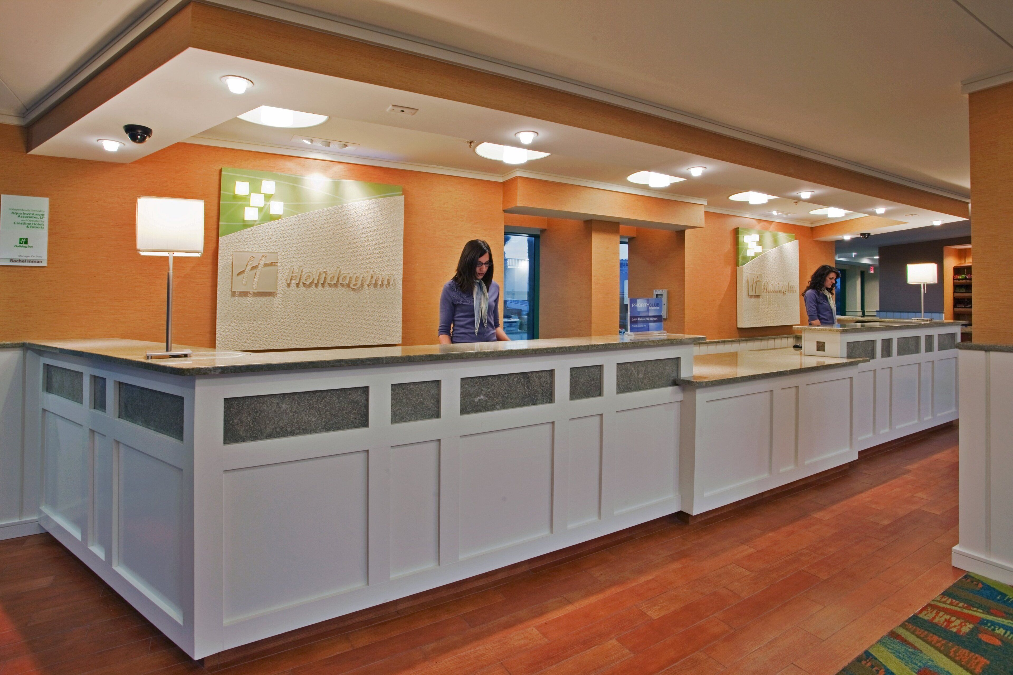 En receptionsdisk med et skilt, der siger 'Holiday Inn'.