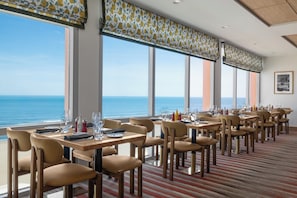 3 restaurants; breakfast, lunch, and dinner served