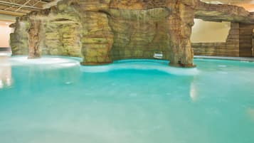 Innenpool, 3 Außenpools, Sonnenschirme, Liegestühle