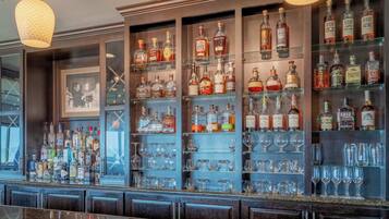 3 restaurants, breakfast served