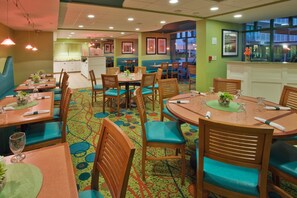 3 restaurants, breakfast served