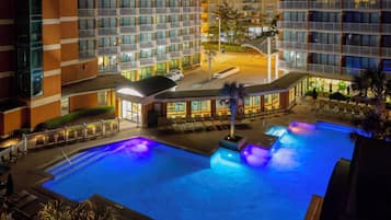 Kolam renang indoor dan 3 kolam renang outdoor