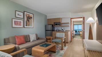 Suite, 1 habitación | Zona de estar | Una televisión de pantalla plana, películas de pago