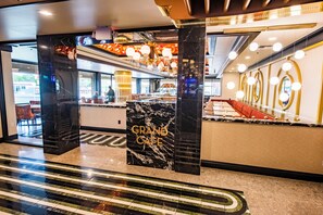Déjeuner, dîner et souper servis sur place