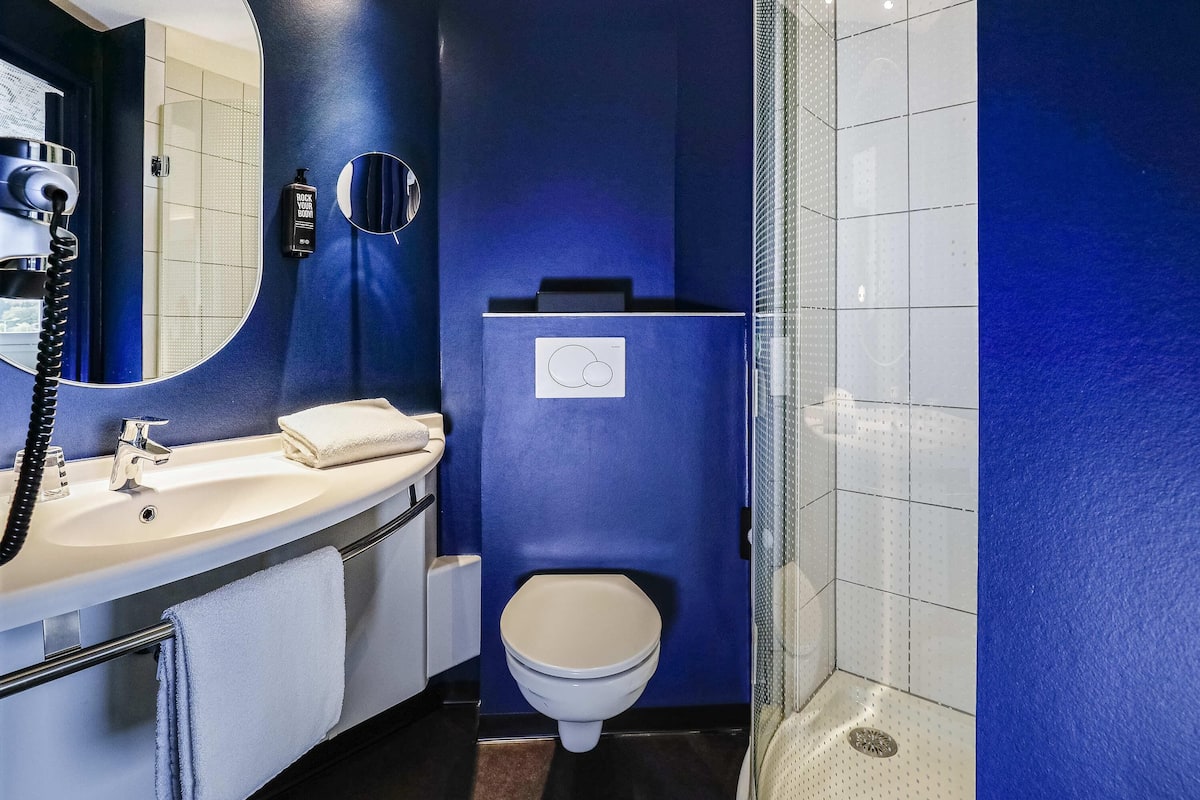 Premium bedding, in-room safe, desk, blackout curtains