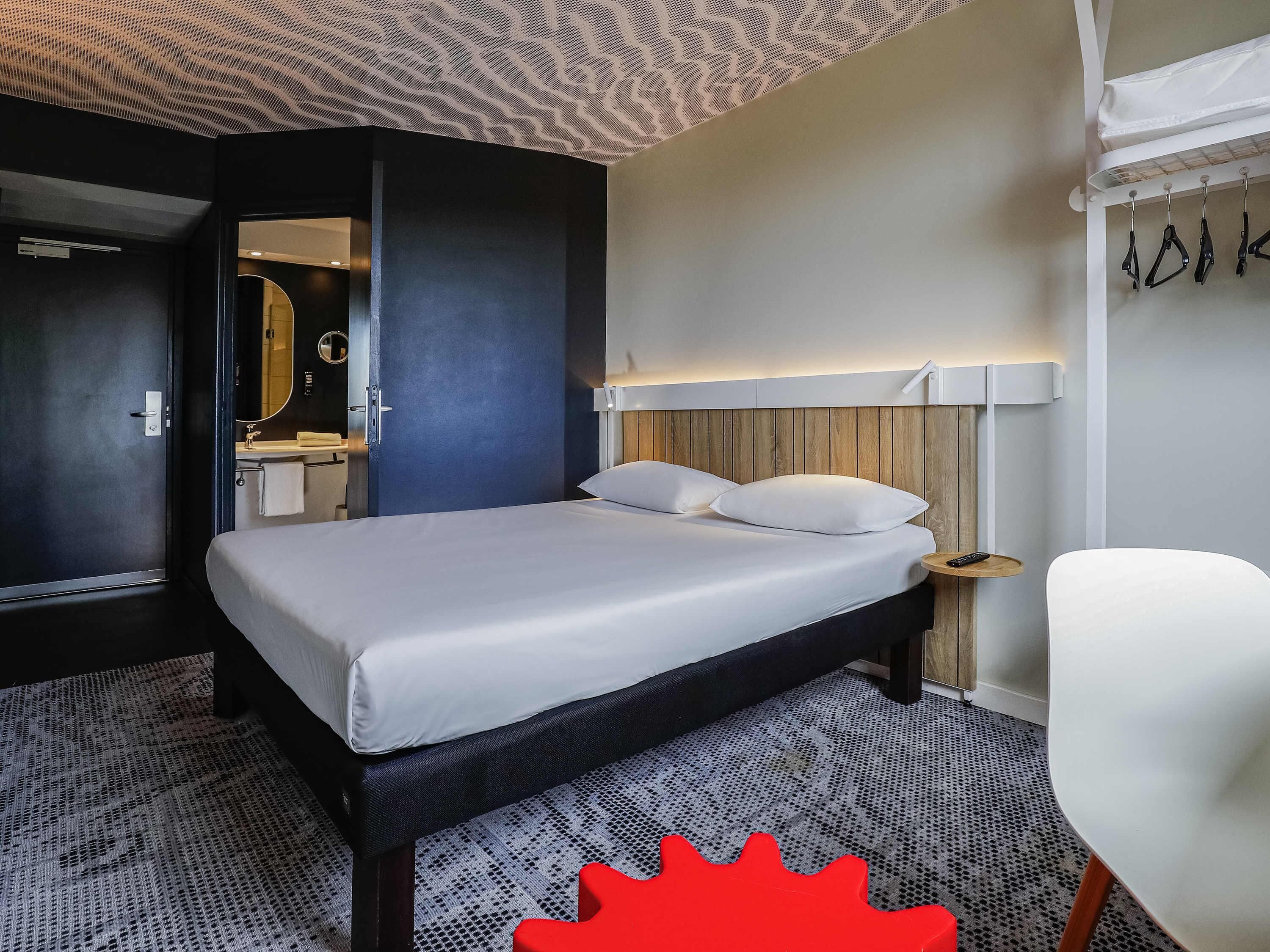 Quarto, 1 cama de casal | Roupas de cama premium, cofres nos quartos, escrivaninha