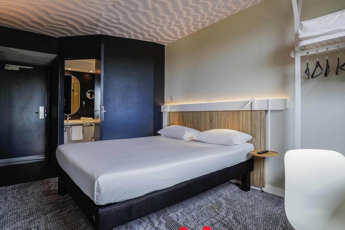 Room, 1 Double Bed | Premium bedding, in-room safe, desk, blackout drapes