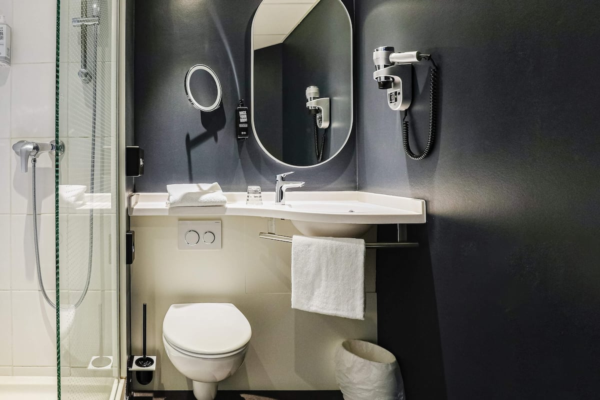 Premium bedding, in-room safe, desk, blackout curtains
