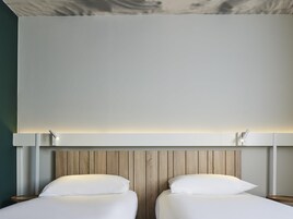 Quarto, 2 camas de solteiro | Roupas de cama premium, cofres nos quartos, escrivaninha