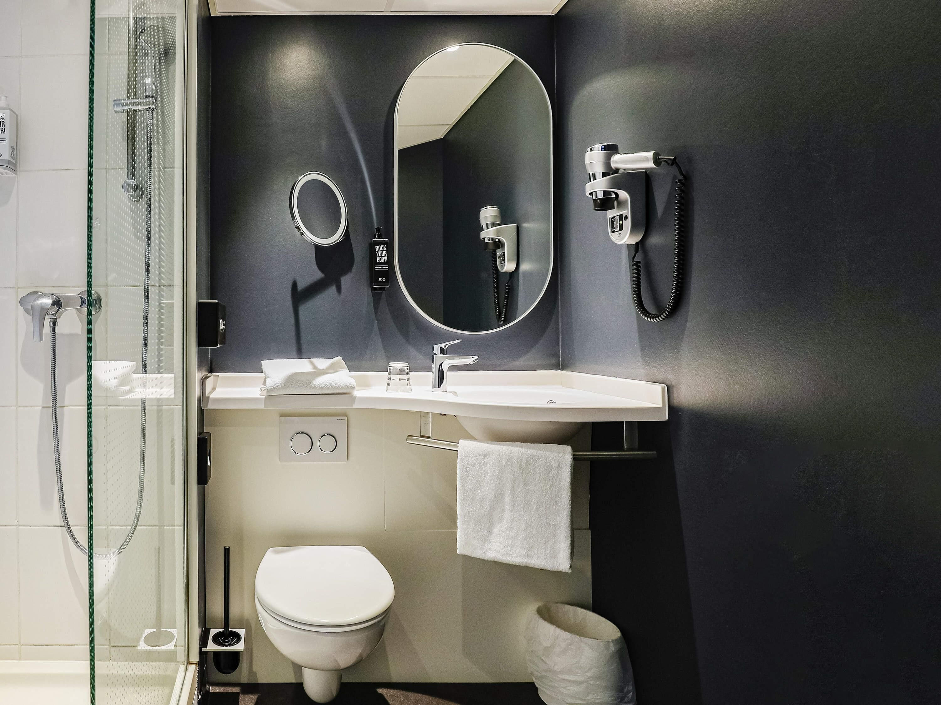 Hochwertige Bettwaren, Zimmersafe, Schreibtisch, Verdunkelungsvorhänge