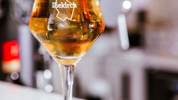 Una copa de vino con una etiqueta que dice 'Diekirch' sobre una barra de bar.