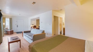 Muebles diferentes, espacio para trabajar con laptop y ropa de cama