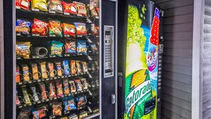 Ein Getränke- und Snackautomaten.