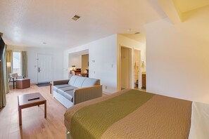 Individually furnished, laptop workspace, bed sheets, alarm clocks - Studio 6 Greensboro, NC (Greensboro)