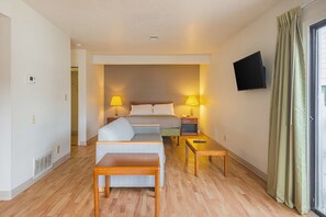 Individually furnished, laptop workspace, bed sheets, alarm clocks - Studio 6 Greensboro, NC (Greensboro)