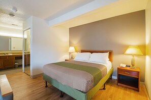 布置獨特、筆電工作空間、床單、鬧鐘