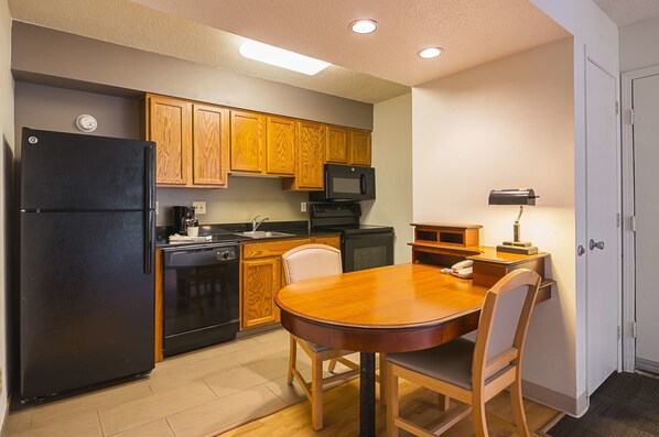 Fridge, microwave, coffee/tea maker, dining tables - Studio 6 Greensboro, NC (Greensboro)