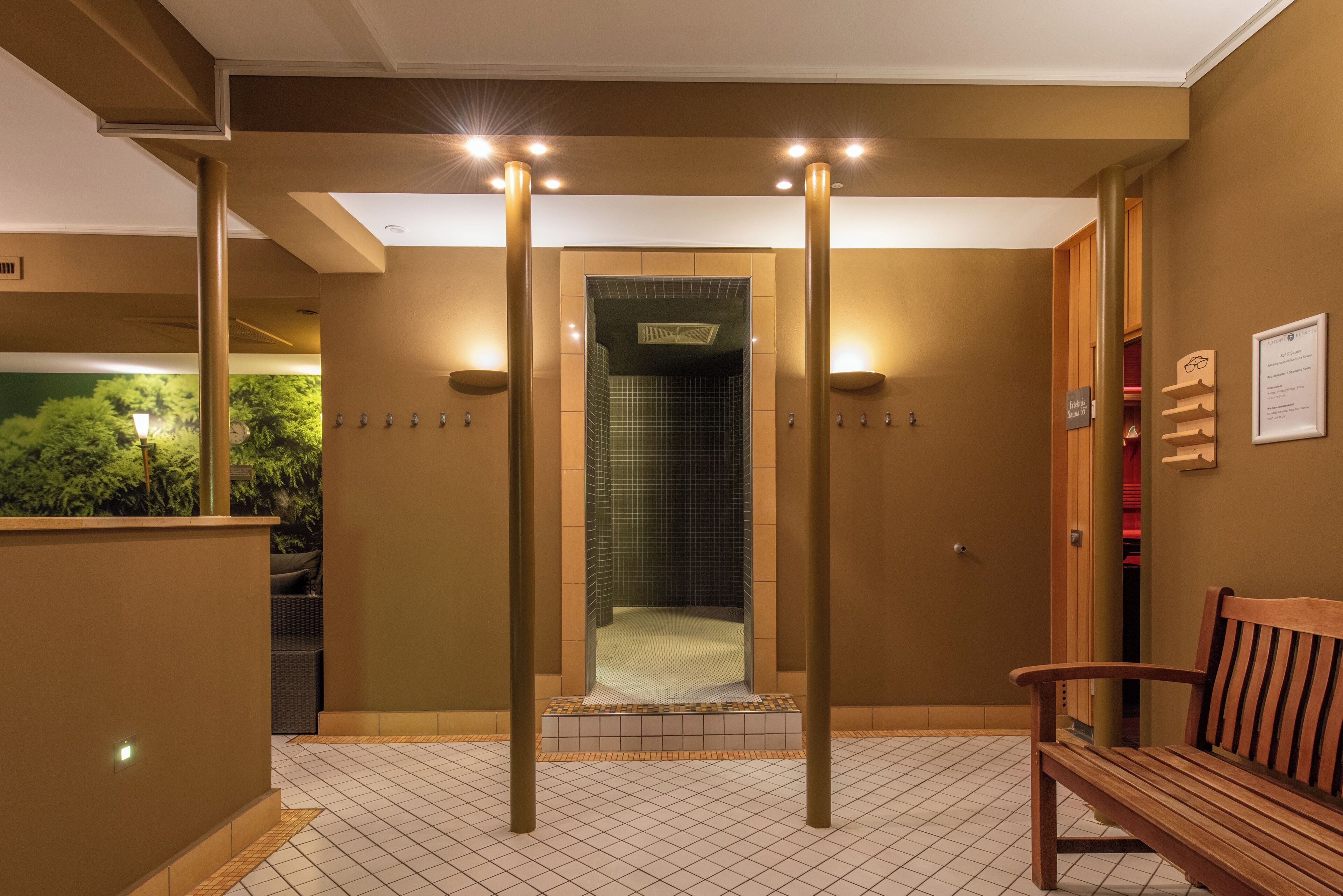 Sauna, hot stone massages, sports massages, 3 treatment rooms, massages